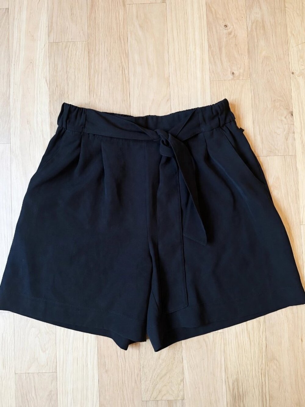 Lululemon Noir Short 5.5" Black Size 8 High Rise Tie Waist W7AYBS